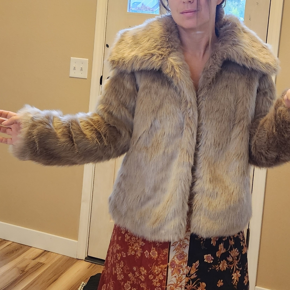 Stunning imitation fur short coat